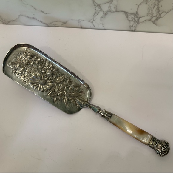 Antique elegant crumb catcher silver with mother of pearl handle - Picture 2 of 13